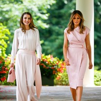 Ketika bersanding dengan ibu negara dari bangsa lain, penampilannya tak kalah menawan. Foto: Instagram @queenrania