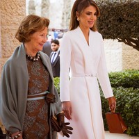 Dalam banyak kesempatan Ratu Rania lebih sering terlihat mengenakan busana lengan panjang. Ia paling sering mengenakan dress dengan potongan yang elegan. Foto: Instagram @queenrania