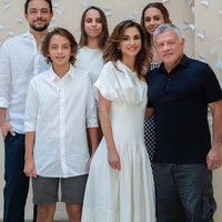 Di hari ulang tahunku, selama orang-orang yang aku cintai ada di dekatku dan mereka semua sehat dan aman, aku tidak ingin meminta yang lain, kata Rania. Foto: Instagram @queenrania