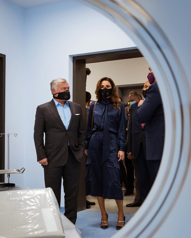 Begini penampilannya saat mengunjungi rumah sakit selama pandemi Corona. Ratu Rania memilih masker yang serasi dengan busana yang membuat gayanya semakin elegan. Foto: Instagram @queenrania