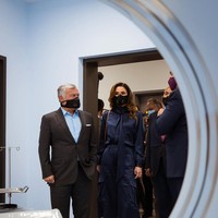 Begini penampilannya saat mengunjungi rumah sakit selama pandemi Corona. Ratu Rania memilih masker yang serasi dengan busana yang membuat gayanya semakin elegan. Foto: Instagram @queenrania