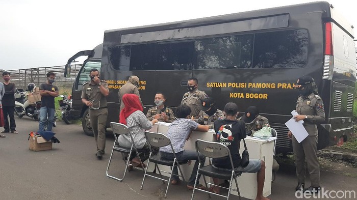 Razia masker di bogor