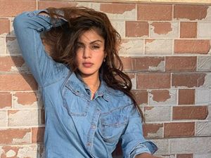 7 Fakta Rhea Chakraborty, Mantan Pacar Sushant Singh yang Ditangkap Polisi