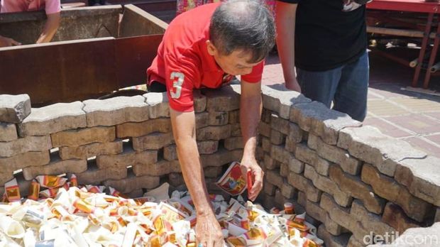 Ritual membakar uang untuk roh di Pekalongan.