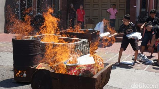 Ritual membakar uang untuk roh di Pekalongan.