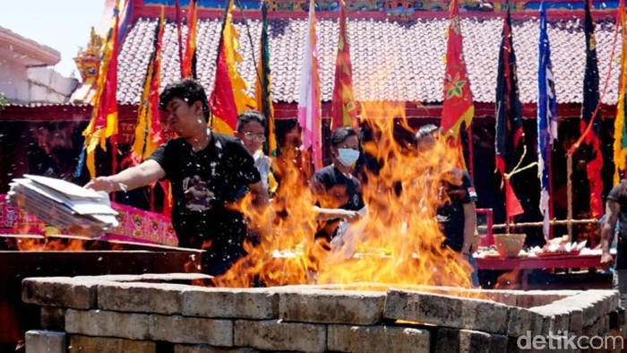 Ritual membakar uang untuk roh di Pekalongan.