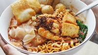 Kalau mau yang lebih sehat, kamu bisa pesan seblak di Vegetap. Lokasinnya ada di Tangerang dan Jakarta. Isiannya mulai dari kerupuk, makaroni, sayur, hingga otak-otak. Harganya mulai dari Rp 4.000 per itemnya. Foto: Instagram @vegetap.tgr