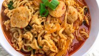 Kalau kamu tinggal di Depok, wajib cobain Seblak Jodoh. Variannya sangat banyak, mulai dari kerupuk, kwetiau, hingga bakso. Harganya mulai dari Rp 10.000 saja per porsinnya. Foto: Instagram @seblakjodoh