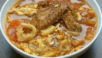 Seblak Bloom juga salah satu gerai yang populer di Jakarta Selatan, ada di Fatmawati hingga Mampang Prapatan. Harganya pun sangat murah, mulai dari Rp 14.000 saja dengan isian kerupuk, telur, sayuran, bakso, sosis, dan lainnya. Foto: Instagram @seblakbloom_h.nawi_jak