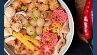 Untuk seblak instan, kamu juga bisa pesan lewat Kyla Food. Tak hanya seblak yang dijual di sana, ada batagor kuah, cilok, dan lainnya. Kamu bisa pesan via Instagram dan Tokopedia. Foto: Instagram @kylafood