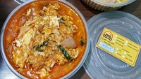 Kamu tinggal di Bekasi? Tinggal pesan aneka seblak di Dapur Mam Ning. Isinya juga sangat beragam, ada kerupuk, makaroni, sawi hijau, telur, hingga ceker. Foto: Instagram @dapurmamning28
