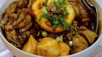 Seblak dengan sensasi pedas lainnya bisa kamu coba di Seblak Jeletet Murni. Lokasinya ada di Pademangan, Tanjung Duren, hingga Bintaro. Isiannya seperti kerupuk, bakso ikan, telur, hingga ceker. Harganya dibanderol per item mulai dari Rp 4.000-Rp 8.0000. Foto: Instagram @seblak_jeletet_murni