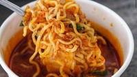 Tak kalah enak, ada Seblak Asgar yang lokasinya ada di Buah Batu, Bandung. Seblak di sini juga punnya varian rasa yang banyak, mulai dari bakso ikan isi keju hingga sayap ayam. Harganya mulai dari Rp 5.000 per itemnya. Foto: Instagram @seblakasgar_official