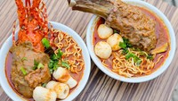Saking pedasnya warung seblak satu ini dinamakan Seblak Jahanam. Lokasinya ada di Depok dan variannya lebih kekinian dengan tambahan bakso iga dan bakso lobster. Harganya mulai dari Rp 6.000 per itemnya. Foto: Instagram @seblak_jahanam