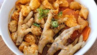 Seblak Jebred berlokasi di Bandung, Jawa Barat. Tak kalah enak dengan seblak lainnya. Variannya tak jauh berbeda, tapi di sini ada kangkungnya lho foodies! Harganya dibanderol mulai dari Rp 3.000 per itemnya. Foto: Instagram @seblakjebred