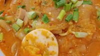Warung seblak ini menawarkan variasi seblak basah, oleh karenanya dinamakan Seblak Becek. Lokasinya ada di Jakarta Pusat hingga Kalimantan Selatan. Harganya juga ditentukan per item, mulai dari Rp 5.000. Foto: Instagram @seblakbecek