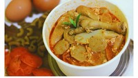Seblak Edun jadi salah satu gerai yang populer di Jakarta. Rasanya enak dengan kuah yang kental dan pedas. Variannya beragam seperti kerupuk, bakso, ceker, hingga otak-otak. Harganya mulai dari Rp 11.000 per porsinya. Foto: Instagram @seblak.edun