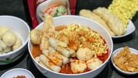 Di Bogor juga ada seblak yang enak, kamu bisa beli di Selaput. Isian seblak di sini seperti kerupuk, bakso ayam, cuanki lidah, hingga mie. Harganya dibanderol Rp 17.000 per porsinya. Foto: Instagram @selaput_official