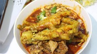 Seblak satu ini punya banyak cabang, mulai dari Jakarta Timur hingga Kebumen. Namanya Seblak Kroyok, isiannya mulai dari kerupuk, mie, sosis, hingga tulangan ayam. Untuk harga kamu bisa cek sendiri di akun Instagram mereka. Foto: Instagram @seblak_kroyok