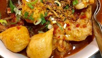 Seblak dengan varian pedas banyak bermunculan, salah satunya Seblak Jeletet Pademangan yang lokasinya ada di Pluit, Kota Tau, hingga Bandung. Isiannya sangat banyak, mulai dari mie, bakso ikan, hingga sayap ayam. Harganya mulai dari Rp 20.000-an. Foto: Instagram @seblak_jeletet_pademangan