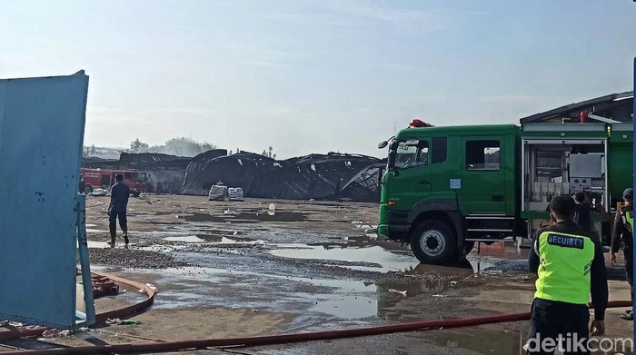 Setelah 17 Jam, Kebakaran Gudang Pabrik Polytron Berhasil Dipadamkan Kebakaran di gudang suku cadang pabrik elektronik Polytron di Sayung, Demak, Jawa Tengah berhasil dipadamkan. Api baru berhasil dijinakan setelah 17 jam.