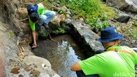 Wisatawan yang datang mencoba meminum air di Situs Cikahuripan. Bahkan wisatawan mancanegara pun percaya air ini layak diminum. 