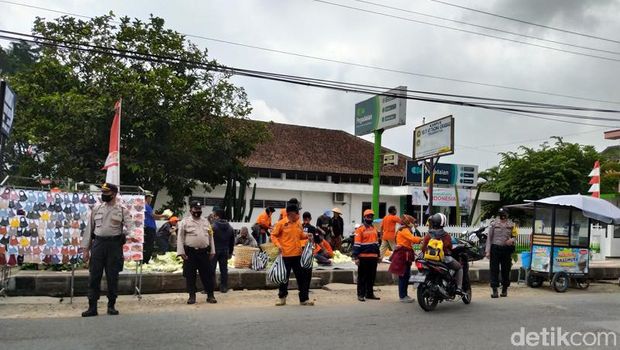 Suasana sedekah sayuran yang dilakukan SAR dan Graskom Grabag, Kabupaten Magelang, Rabu (2/9/2020).