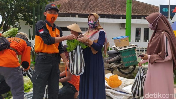 Suasana sedekah sayuran yang dilakukan SAR dan Graskom Grabag, Kabupaten Magelang, Rabu (2/9/2020).