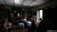 Semenjak dibuka untuk umum satu bulan yang lalu perpustakaan ini langsung ramai.