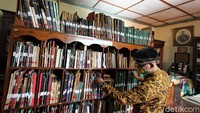 Perpus ini menyimpan buku kuno tulisan dari Mangkunegara tahun 1769 dengan aksara Jawa-Arab menceritakan sejarah Nabi Adam dan raja-raja Tanah Jawa.