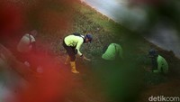 Sejumlah petugas menanam tanaman hias di taman jalur hijau di Jalan Jenderal Sudirman, Jakarta Pusat, Rabu (2/9/).