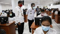 Kakanwil Kemenkumham DKI Jakarta Liberti Sitinjak dan Deputi Bidang Sistem Informasi Kepegawaian Badan Kepegawain Nasional Suharmen melihat proses ujian Computer Assisted Test (CAT) di Gedung Badan Kepegawaian Nasional, Jakarta, Rabu (1/9/2020).