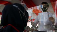 Sejumlah peserta Seleksi Kompetensi Bidang Calon Pegawai Negeri Sipil (SKB CPNS) melakukan registrasi untuk mengikuti ujian Computer Assisted Test (CAT) di Gedung Badan Kepegawaian Nasional, Jakarta, Rabu (1/9/2020).