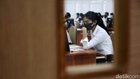 Hari ini di BKN Pusat yang dites adalah CPNS Kementrian Hukum dan HAM dengan total peserta 829 peserta dengan dibagi menjadi 3 gelombang ujian, jam 8, jam 10 dan jam 13.00 WIB.