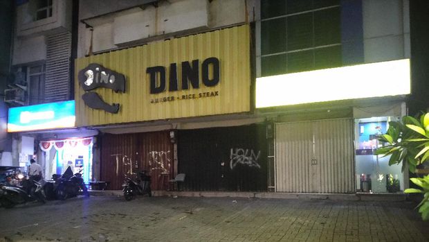 Toko-toko di Jalan Margonda Raya Depok tutup jelang jam malam mulai