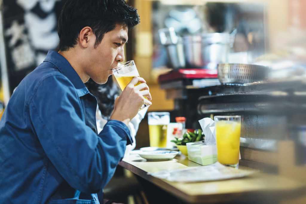 Tolak Minuman Beralkohol dari Bos, Pegawai Baru Ini Ditampar