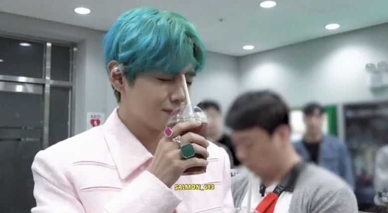 V BTS minum caffe mocha