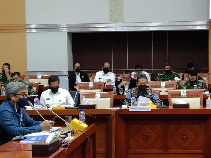 Wakil Menteri Pertahanan Sakti Wahyu Trenggono didampingi Sekjen Kemhan Marsekal Madya TNI Donny Ermawan Taufanto, M.D.S., Irjen Kemhan Letnan Jenderal TNI Ida Bagus Purwalaksana, S.I.P., M.M beserta jajaran Kemhan, melakukan Raker dengan Komisi I DPR RI membahas Laporan Keuangan Kemhan TA. 2019.