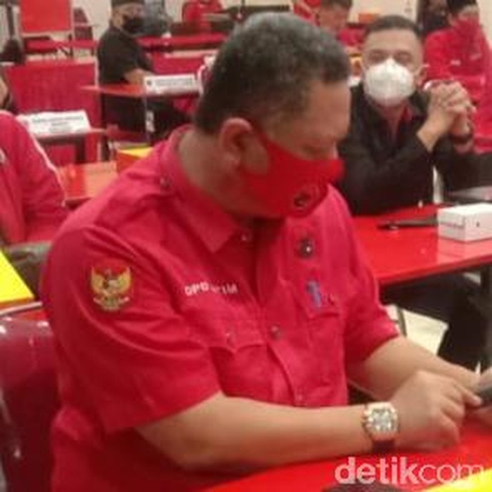Whisnu Sakti Buana saat mendengarkan rekomendasi dari DPP PDIP Whisnu Sakti Buana