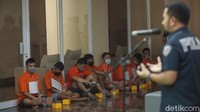 Sembilan tersangka kasus pesta gay melaksanakan rekonstruksi. Total ada 26 adegan dalam rekonstruksi dari mulai perencanaan hingga pelaksanaan pesta gay di sebuah apartemen di Kuningan, Jakarta Selatan.