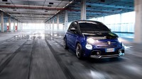 Garis, warna, dan interior menerjemahkan desain Yamaha YZR-M1 di Moto GP ke dalam gaya Abarth 595. Foto: Abarth