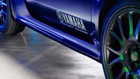 Skema cat Abarth 595 dihiasi dengan logo Monster Energy Yamaha MotoGP di sisi bawahnya, tepat di atas logo 595..Foto: Abarth