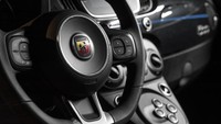Mobil edisi spesial ini hanya diproduksi terbatas sebanyak 2.000 unit saja untuk pemesanan di Inggris. Tak disebutkan berapa harga satu unit Abarth 595 Monster Energy Yamaha ini. Foto: Abarth