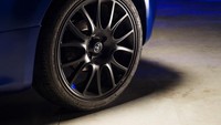 Abarth 595 Monster Energy Yamaha dilengkapi mesin 1.4 T-jet dengan homologasi Euro6D TEMP. Mesin dipadukan dengan transmisi manual 5 percepatan. Ada opsi transmisi sekuensial robotisasi Abarth dengan paddle shift. Hasilnya Abarth 595 mampu menawarkan tenaga hingga 165 hp dan torsi 230 nm. Foto: Abarth