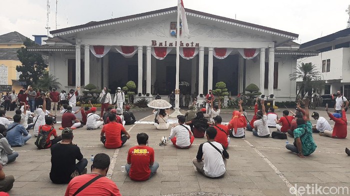 Aksi musisi kafe dan resto di Balai Kota Bogor tolak pemberlakuan jam malam