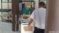 Jenazah Amir dibawa ke ruang pemulasaran.