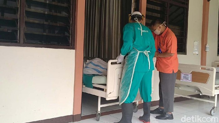 Amir (35) yang membakar istri dan anaknya yang masih balita di Kabupaten Pekalongan akhirnya tewas. Amir sempat dirawat di rumah sakit selama lima hari.