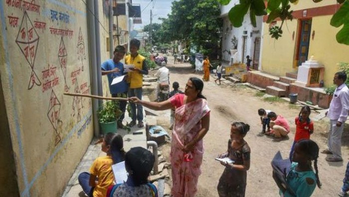Anak-anak di India belajar dari mural dinding (AFP Photo)