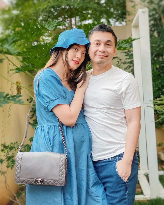 Selanjutnya ada Anissa Aziza. Istri dari Raditya Dika ini juga memilih untuk menikah sebelum dirinya lulus dari kuliahnya. Namun setelah menikah dirinya tetap melanjutkan kuliahnya tersebut. Bahkan saat sidang skripsi Anissa tengah hamil anak pertamanya. Foto: instagram