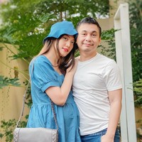 Selanjutnya ada Anissa Aziza. Istri dari Raditya Dika ini juga memilih untuk menikah sebelum dirinya lulus dari kuliahnya. Namun setelah menikah dirinya tetap melanjutkan kuliahnya tersebut. Bahkan saat sidang skripsi Anissa tengah hamil anak pertamanya. Foto: instagram